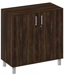 Офисный шкаф низкий, широкий, глухие двери с замком